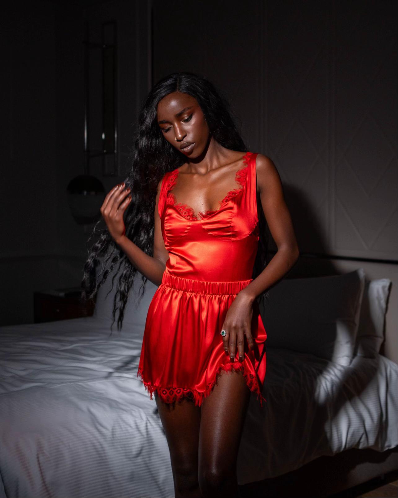 Creat pentru femeia care apreciază simplitatea atent finisată și calitatea autentică, setul Essence Silk definește o gar