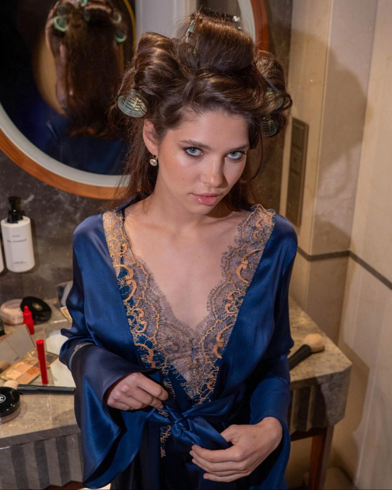 Mătase fluidă, dantelă fină și o nuanță profundă care prinde viață în lumină. Un set gândit pentru serile lente, în care