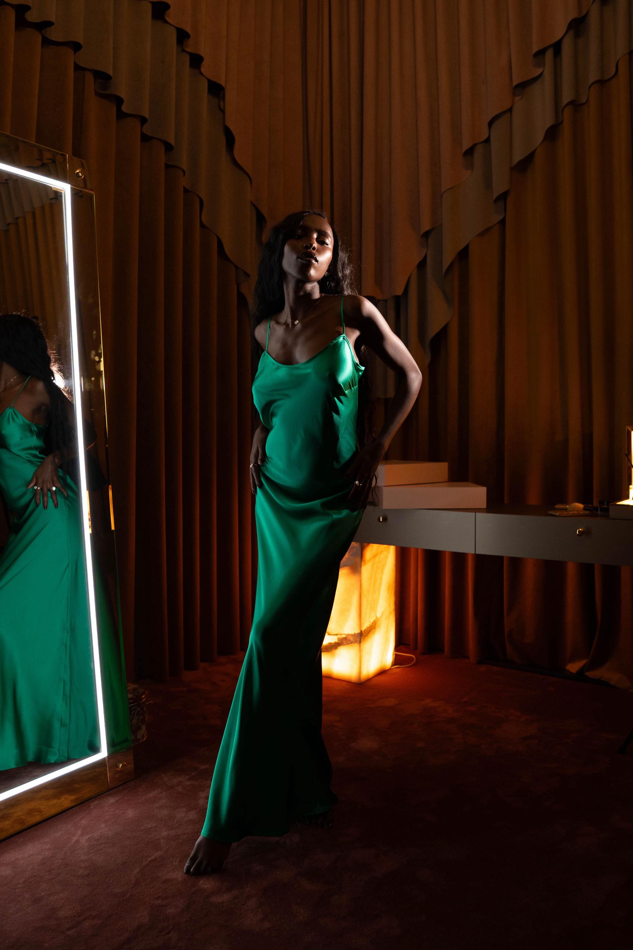 Fără ornamente suplimentare, această piesă se remarcă prin echilibru, lejeritate și eleganță discretă. Simplicity Silk S