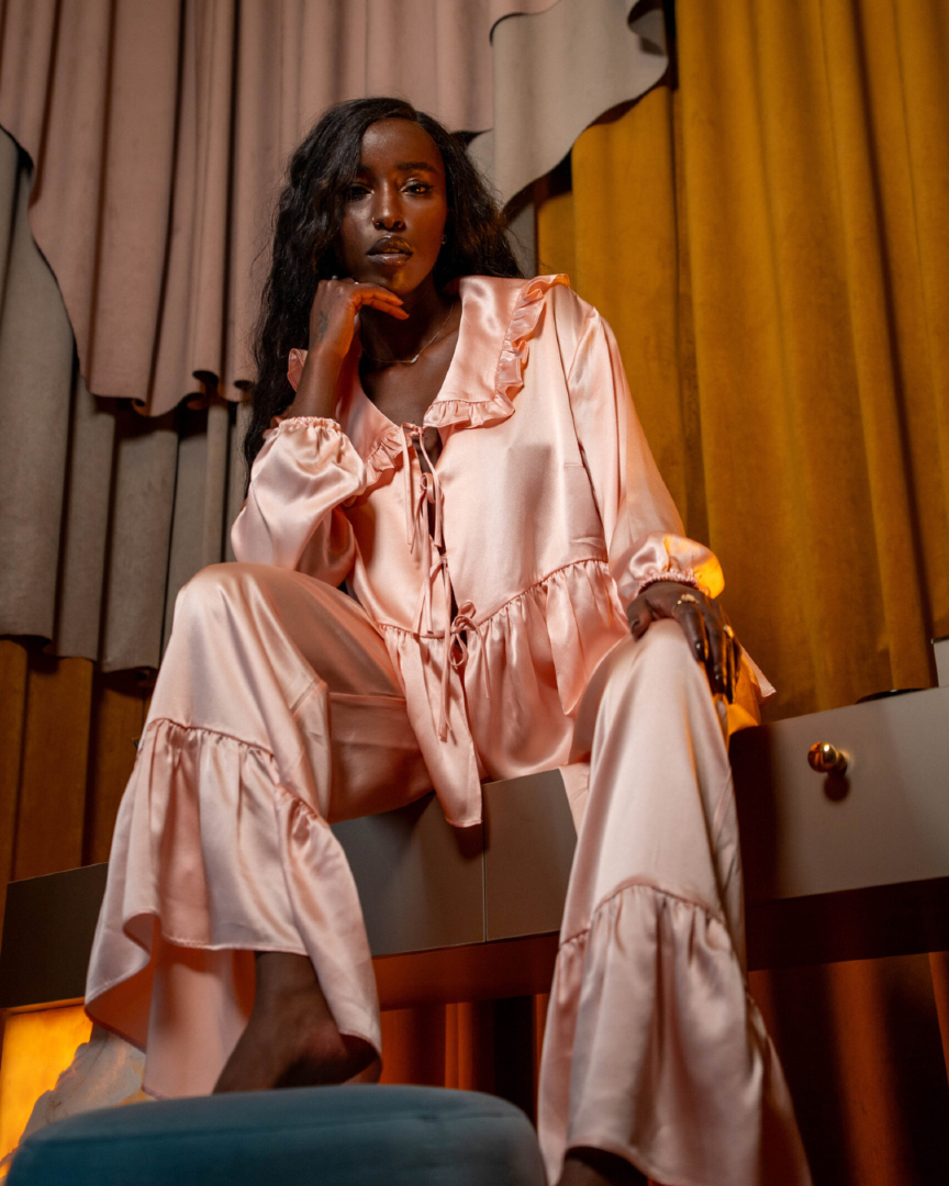 Realizat din mătase naturală de 19 momme, setul Essence oferă un echilibru perfect între finețe, confort și rafinament. 